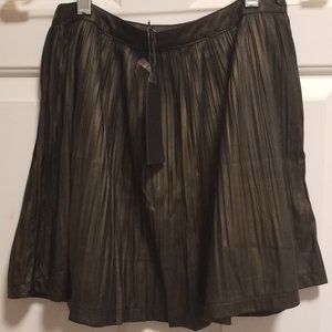Ladies B.P. COLLECTION Pleated Short Skirt ~ Black w/ Hint Gold